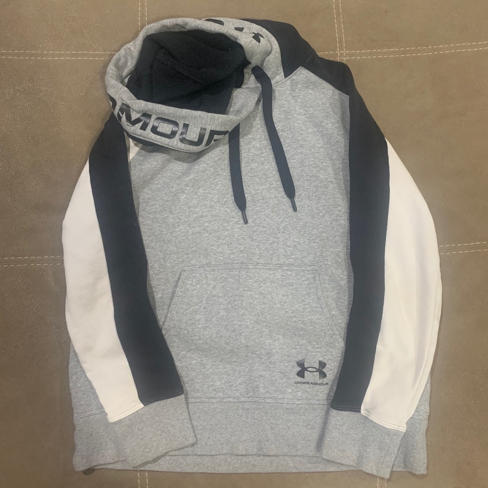 Women’s medium under armour hoodie